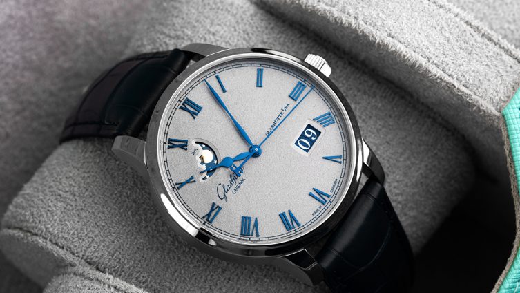 Glashütte Dresswatch mit gebläuten Zeigern, Mond- und Datumsanzeige