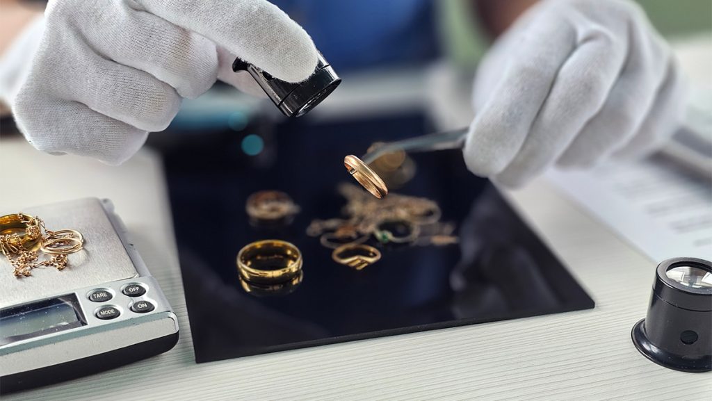 Goldringe werden bei der Schätzung untersucht