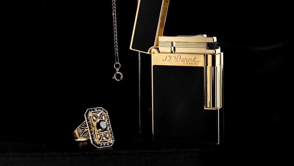 Accessoires aus Gold für Herren kombiniert