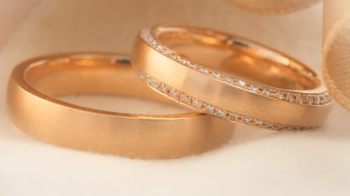 Edle Eheringe in Roségold, für die Damen mit Diamanten besetzt