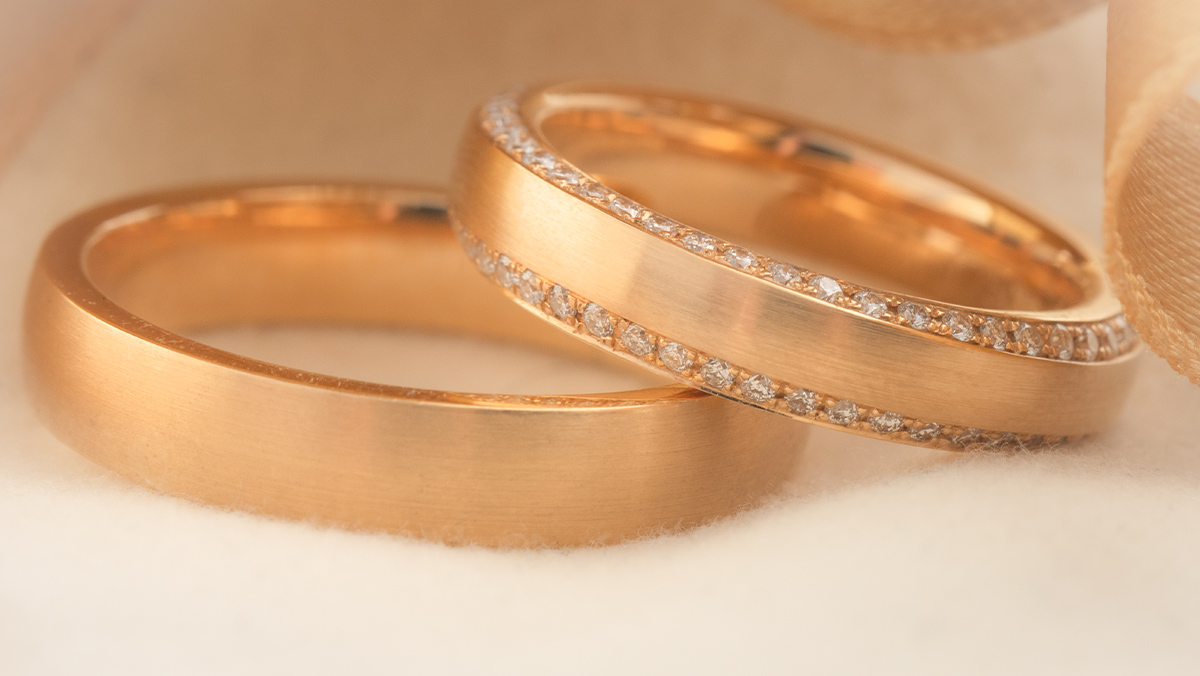 Edle Eheringe in Roségold, für die Damen mit Diamanten besetzt