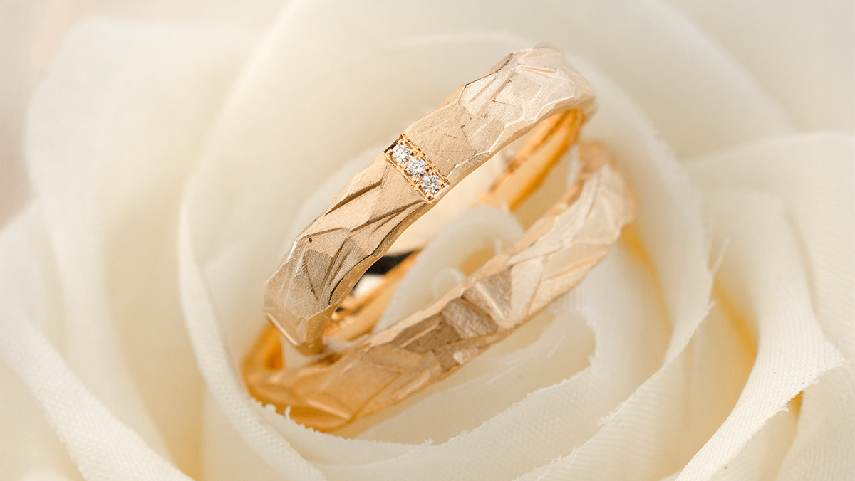Eheringe Paar in Caramelgold mit feinen Steinchen