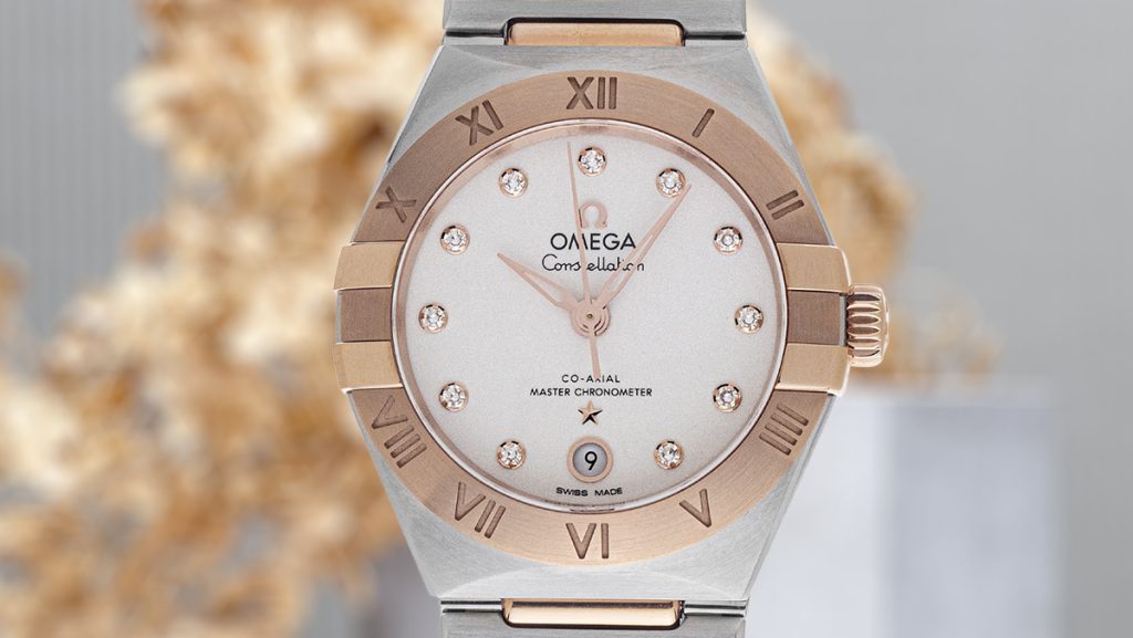 Damenuhr von Omega mit Diamanten und rosegoldener Lünette