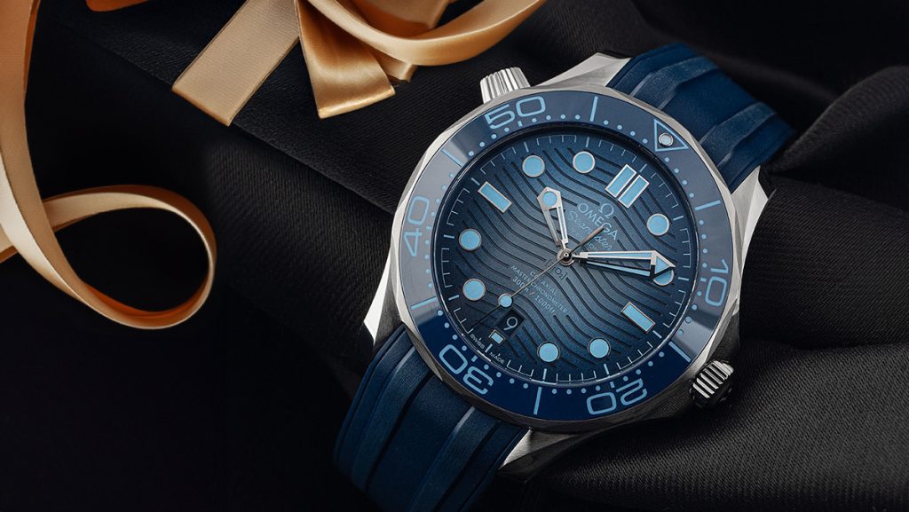 Sportliche Omega Seamaster in blau als Geschenk für Sportler