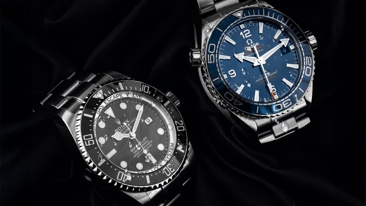 Zwei Taucheruhren von Rolex und Omega in Gesamtansicht