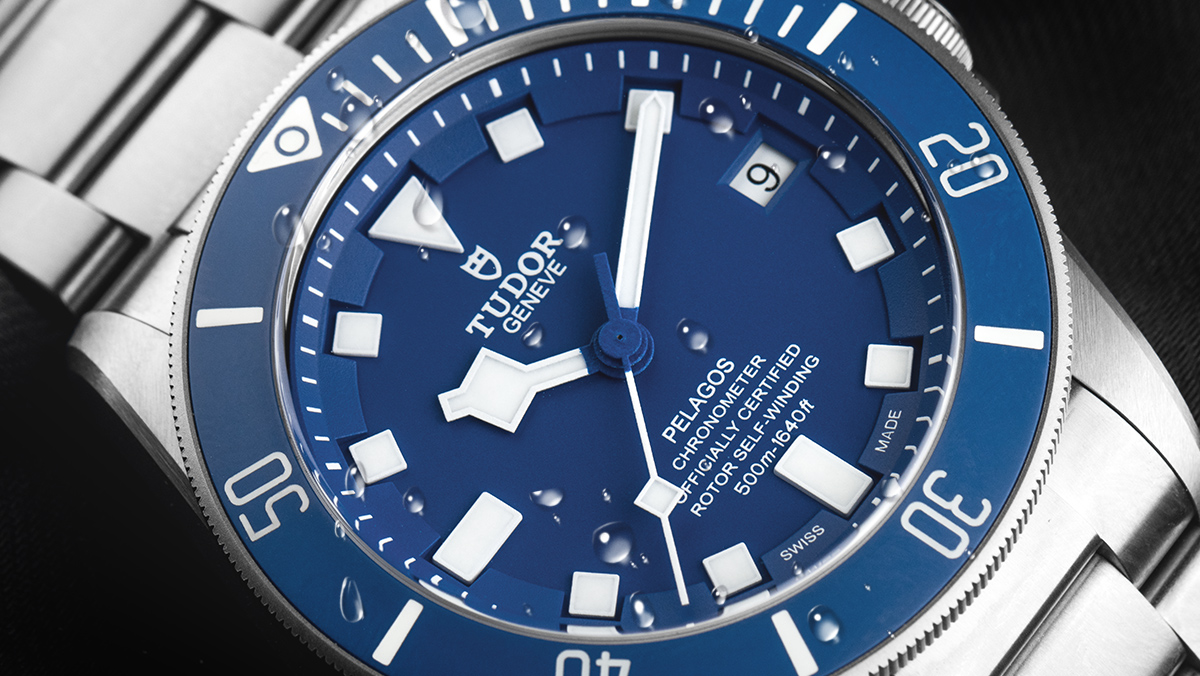 Taucheruhr von Tudor mit silbernem Armband und blauem Ziffernblatt in Detailansicht