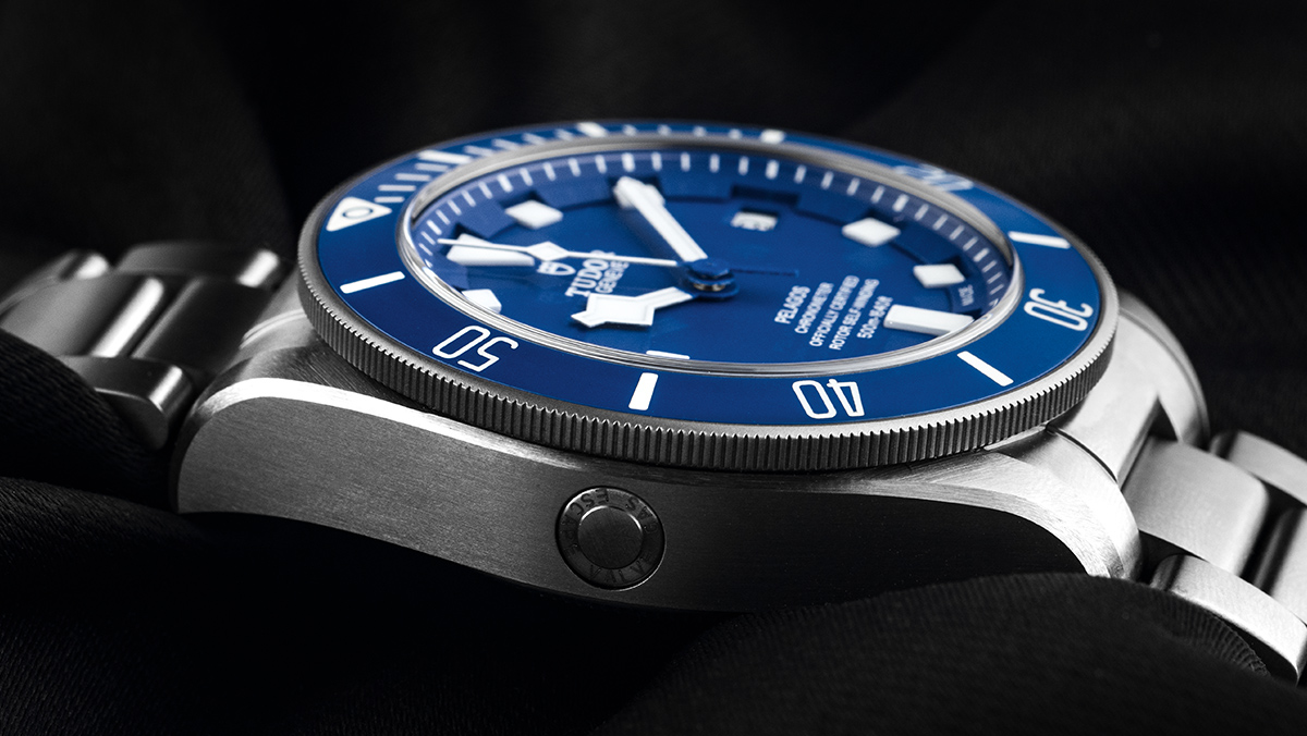 Taucheruhr von Tudor mit silbernem Armband und blauem Ziffernblatt in Seitenansicht
