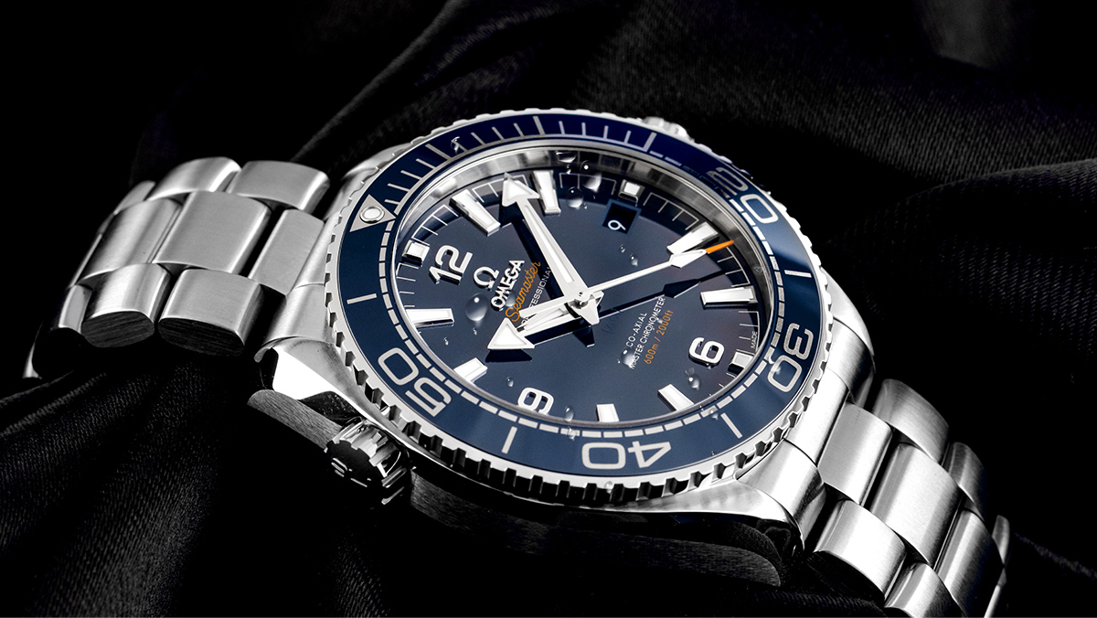 Klassische Taucheruhr von Omega mit dunkelblauem Zifferblatt und silbernem Armband