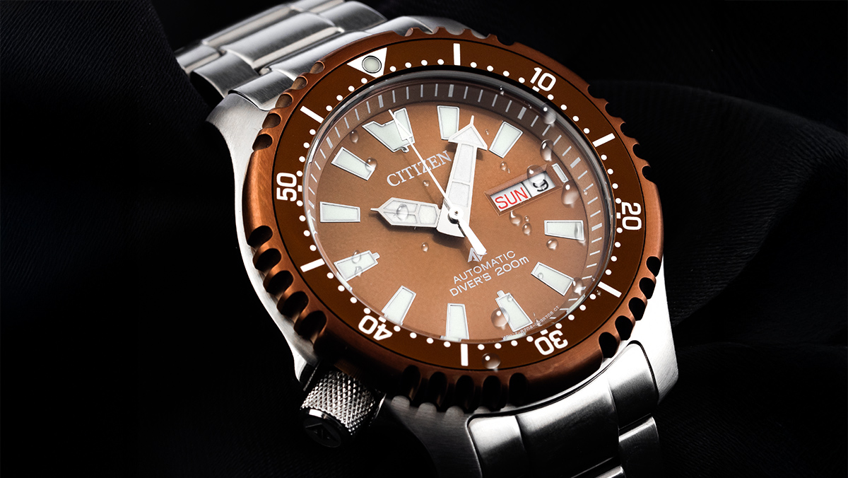 Robuste Taucheruhr von Citizen mit silbernem Armband und orangefarbenem Zifferblatt