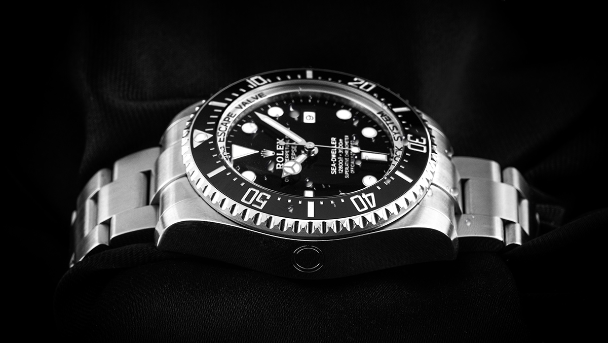 Klassische Rolex Taucheruhr mit silbernem Armband und schwarzen Zifferblatt in Seitenansicht