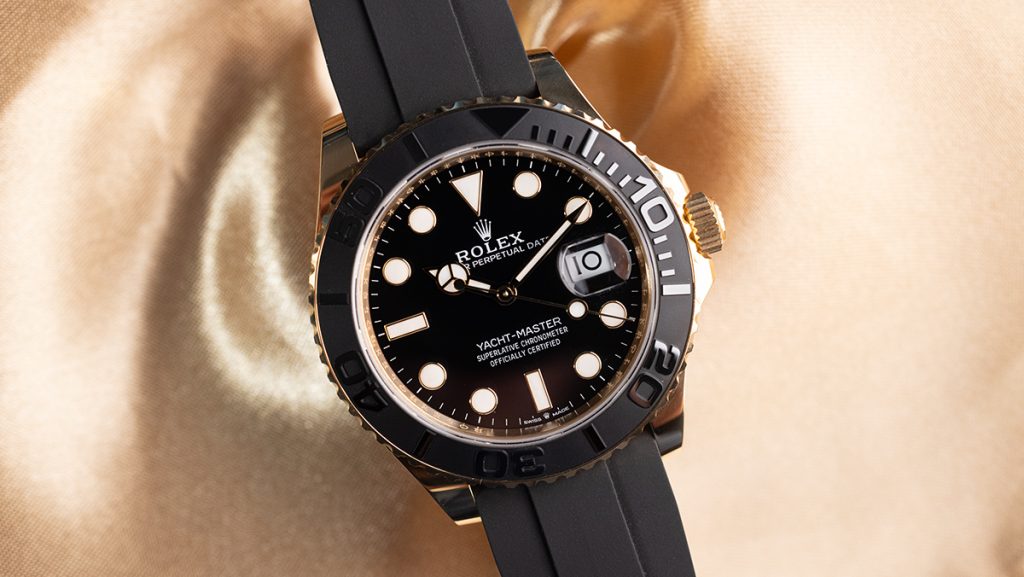 Besondere Rolex Yacht Master in schwarz-gold mit mattem Kautschukband