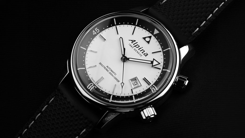Moderne Taucheruhr von Alpina in schwarz-weiß mit Datum