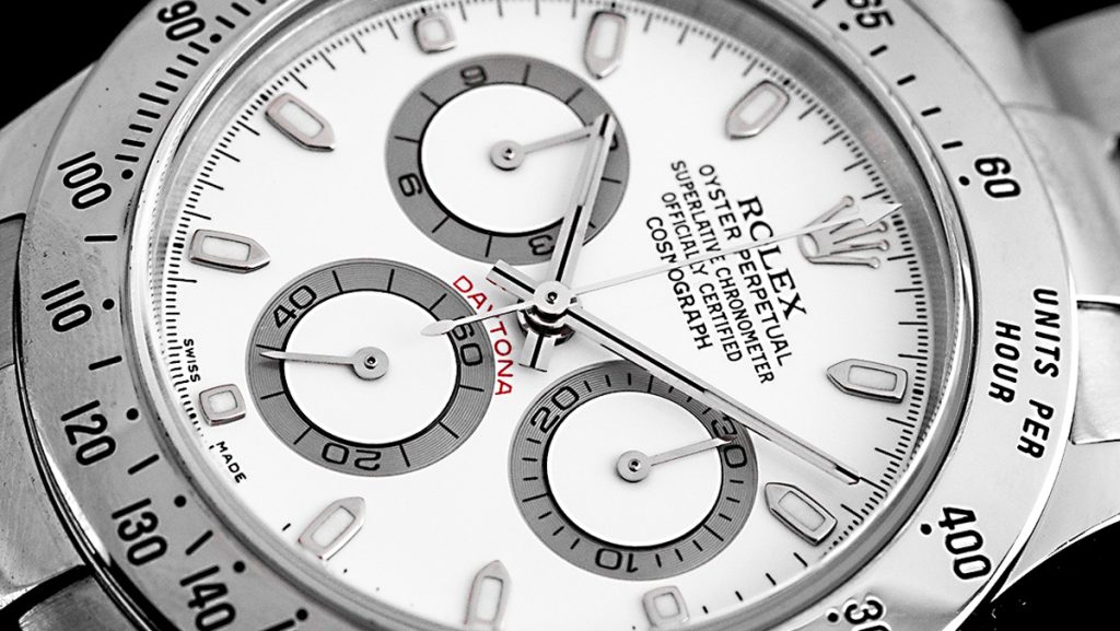 Weißes Zifferblatt einer Rolex Daytona mit gravierter Lünette