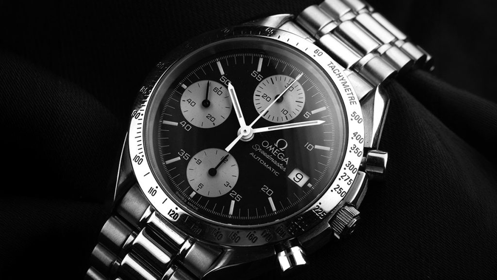 Schlichter Chronograph von Omega in silber mit schwarzem Zifferblatt