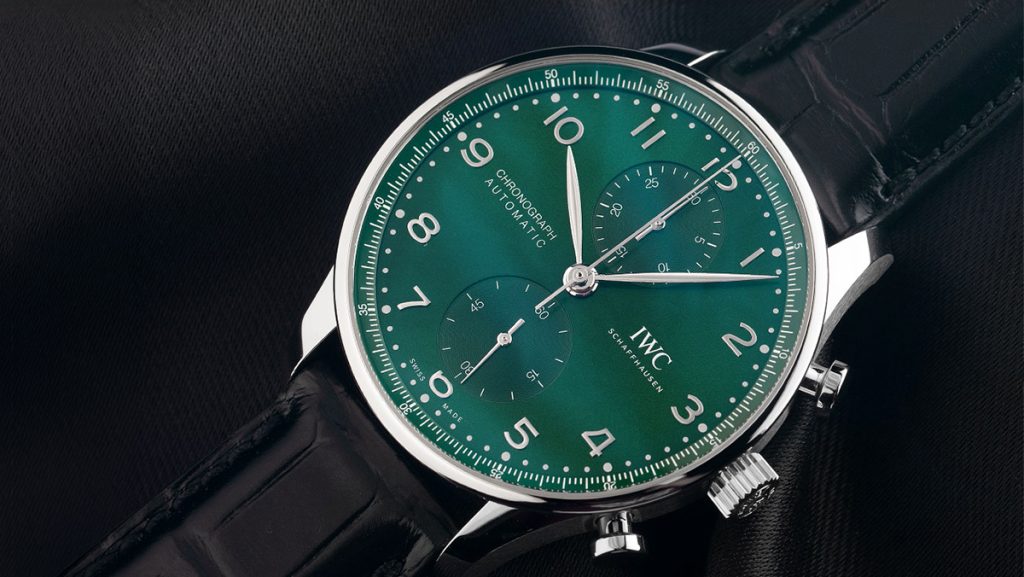 Eleganter Chronograph mit dunkelgrünem Zifferblatt und Lederband