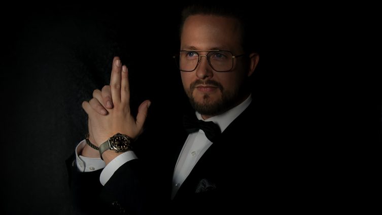 Max Häffner in James Bond Pose