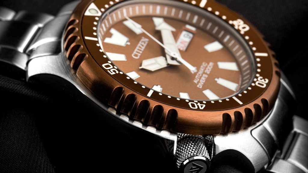 Silberne Taucheruhr Citizen Promaster Marine mit orangefarbenem Zifferblatt