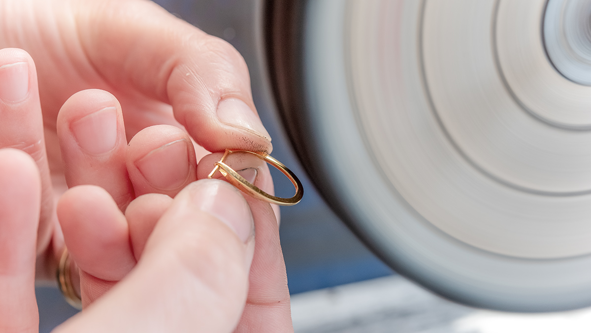 Goldener Ring wird begutachtet vor der Reinigung