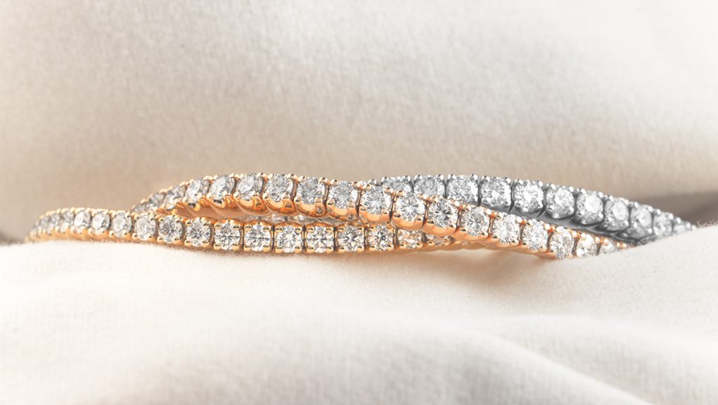 Tennisarmbänder in gold, silber und roségold mit glänzenden Diamanten