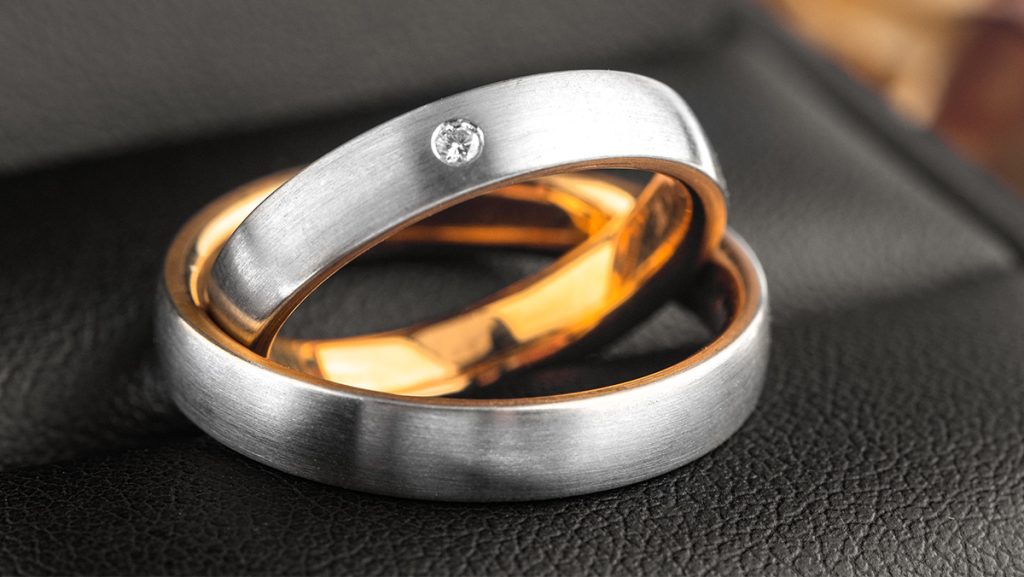 Trauring in Bicolor, weißgold und gelbgold, für die Dame mit Edelstein