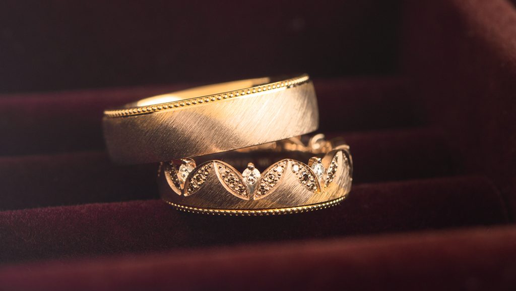 Ringpaar in Caramelgold, schlicht für den Mann, in Kronenoptik für die Frau