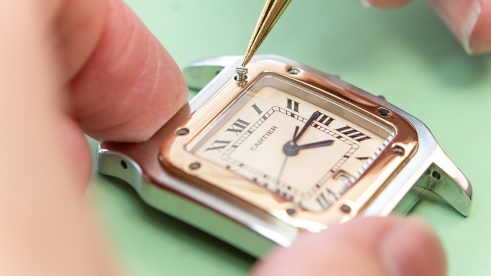 Uhrmacher löst Schrauben einer Luxusuhr zur Prüfung