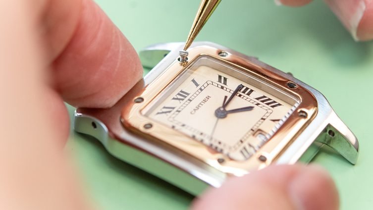 Uhrmacher löst Schrauben einer Luxusuhr zur Prüfung