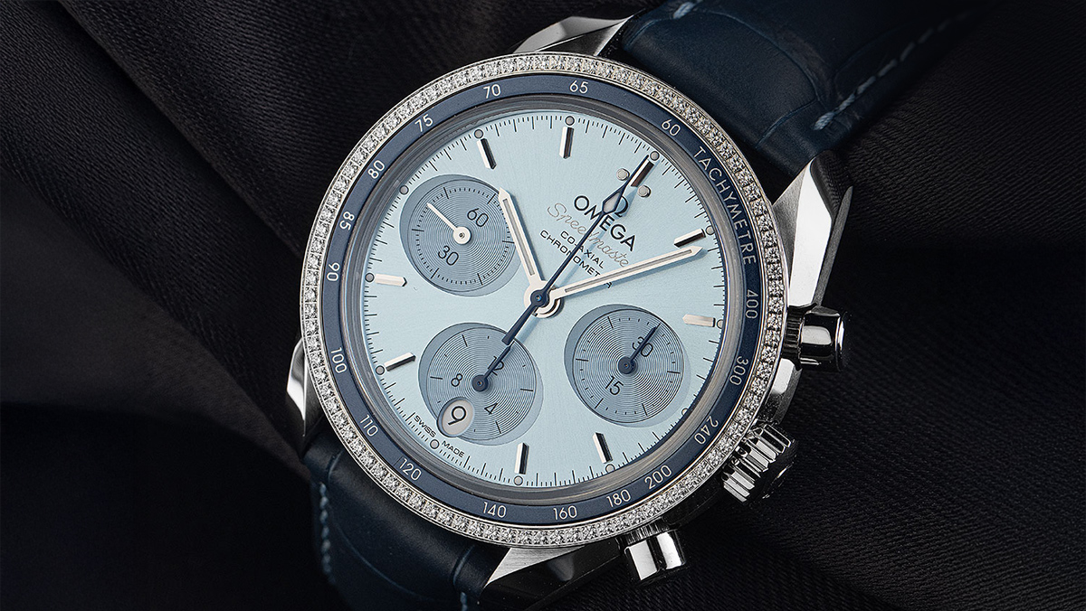 Omega Speedmaster mit hellblauem Zifferblatt und Diamantenring