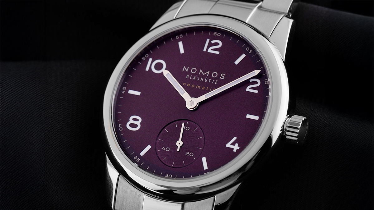 Silberne Uhr von Nomos Glashütte mit lilanem Zifferblatt