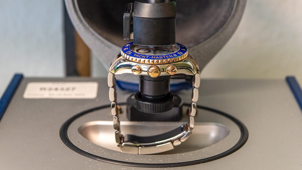 Prüfgerät mit eingespannter Rolex Uhr zur Kontrolle der Wasserdichtigkeit