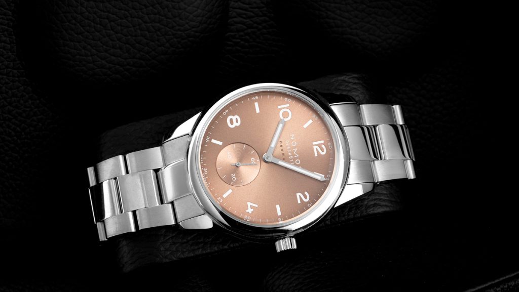 Edelstahluhr von Nomos Glashütte mit goldenem Zifferblatt