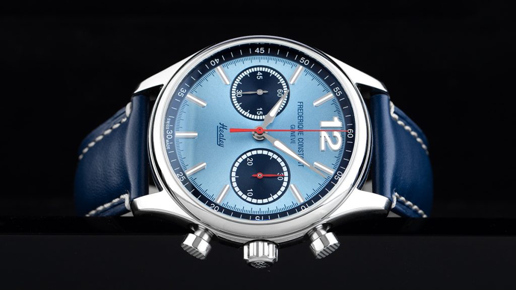 Klassische Uhr mit hellblauem Zifferblatt und dunkelblauen Details