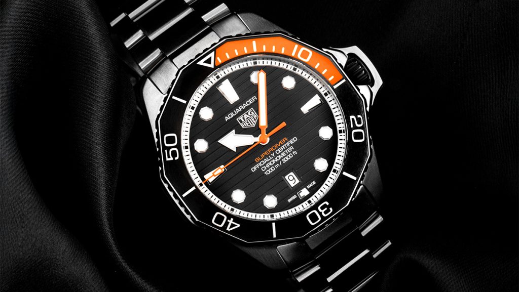 Tag Heuer Aquaracer mit orangenen Details am Zifferblatt