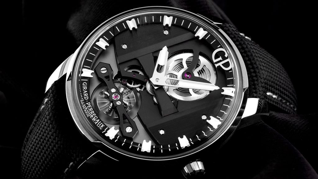 Schlichte Uhr mit moderner Skelettierung in schwarz-weiß
