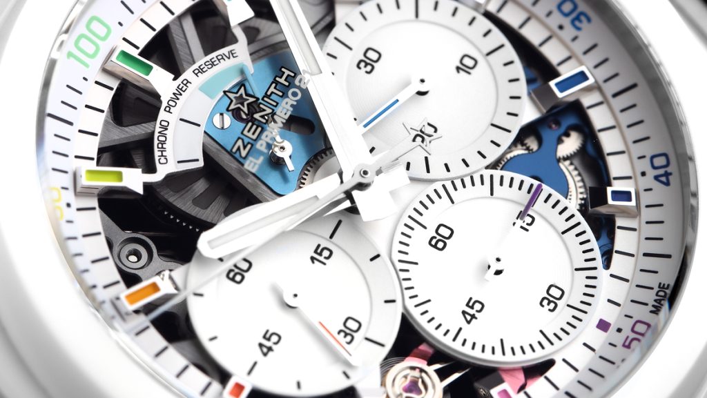 Aufwendige Uhr mit Skelettierung in weiß mit bunten Akzenten
