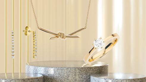 Auswahl aus Goldschmuck: Halskette, hängende Ohrringe und Ring mit Diamant