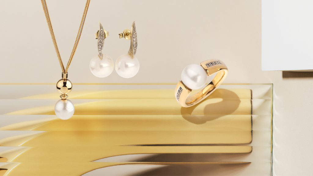 Goldenes Schmuckset für Damen: Ohrringe, Halskette und Ring mit Perle