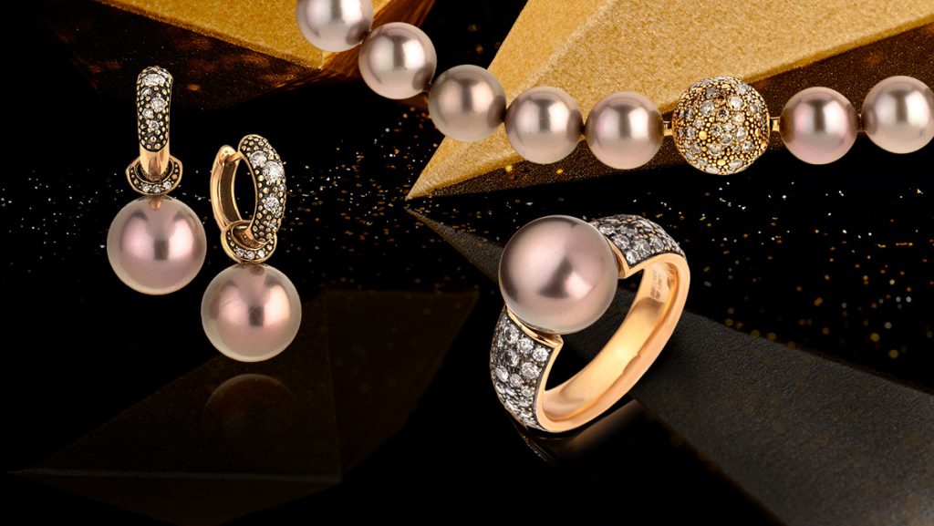 Schmuckset in verschiedenen Goldtönen und mit Perlen: Kette, Ohrringe und Ring