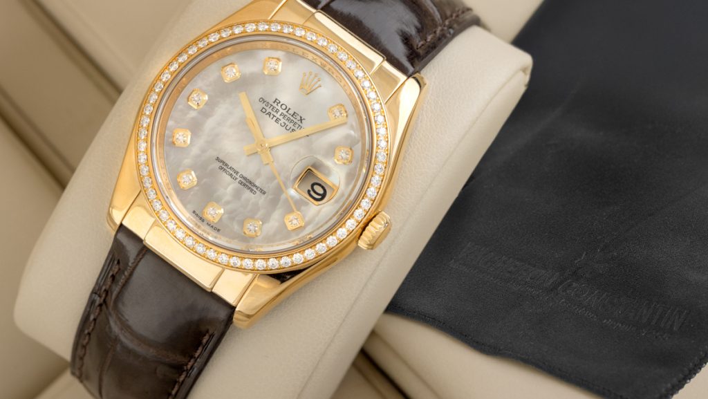 Hochwertige Rolex mit Lederarmband und Reinigungstuch zum Uhr Reinigen