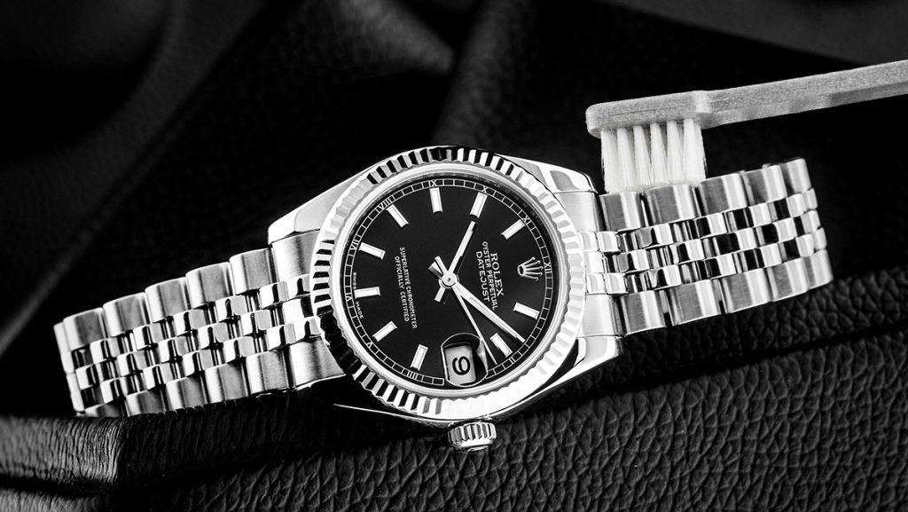 Rolex aus Stahl wird mit weicher Bürste gereinigt