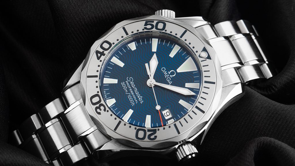Klassische Omega Seamaster in silber mit blauem Zifferblatt