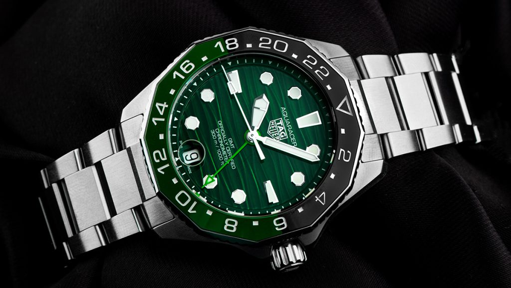 Sportliche moderne Uhr von Tag Heuer mit grün-schwarz verlaufendem Zifferblatt