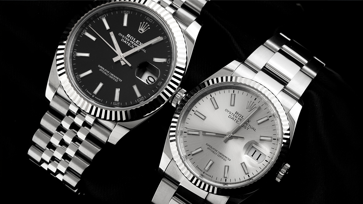 Zwei Rolex Datejust nebeneinander, eine mit schwarzem & eine mit weißem Ziffernblatt