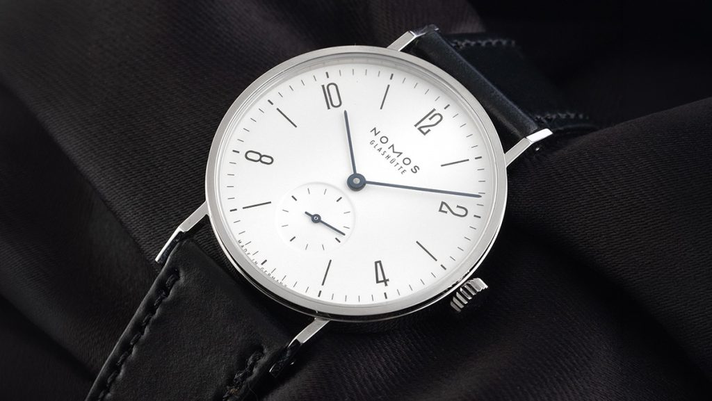 Klassische Uhr von Nomos Glashütte mit Leder Uhrenarmband und weißem Ziffernblatt