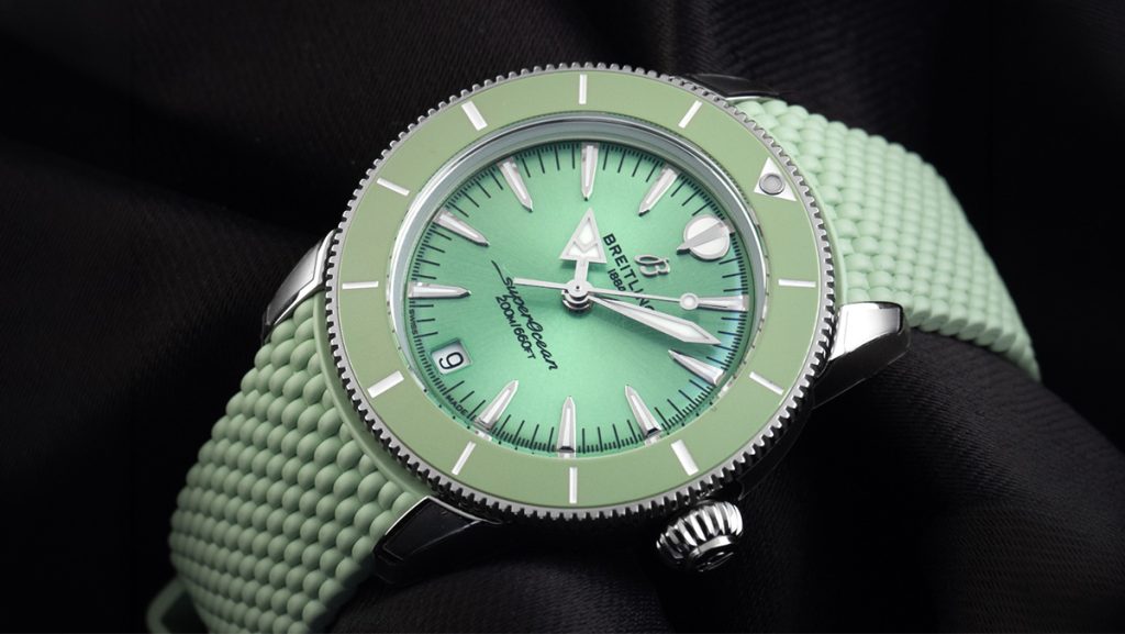 Mintgrüne Uhr von Breitling mit gleichfarbigem Kautschuk Uhrenarmband