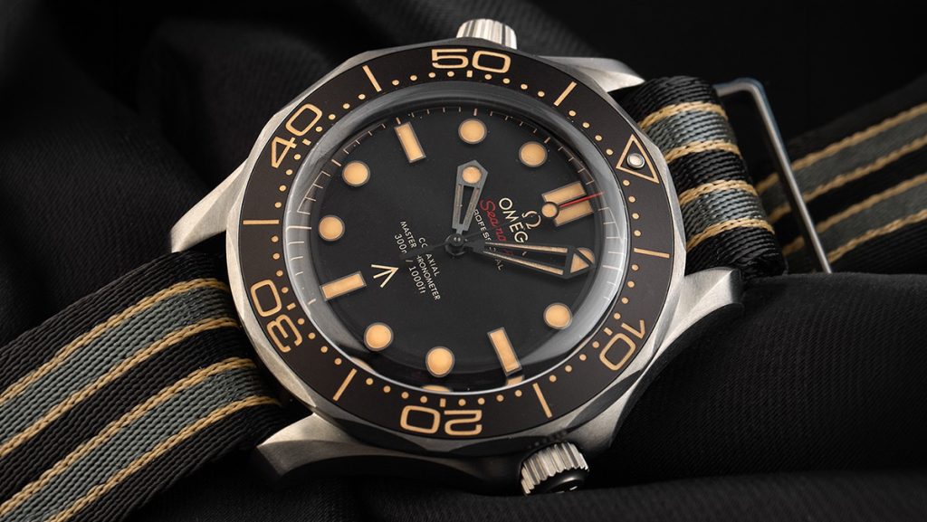 Omega Seamaster mit NATO-Band mit Streifen in schwarz, grau und gelb