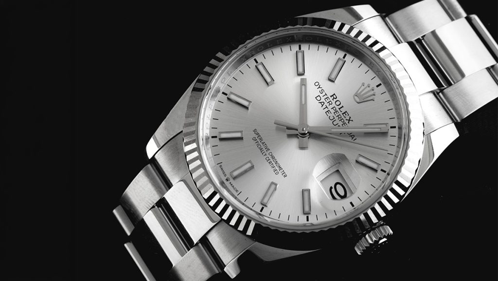 Rolex Datejust mit weißem Ziffernblatt und geriffelter Lünette