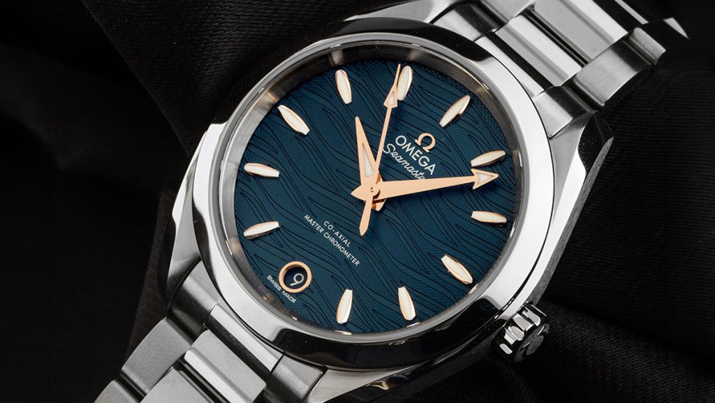 Omega Seamaster mit blauem Ziffernblatt mit Wellenlinien