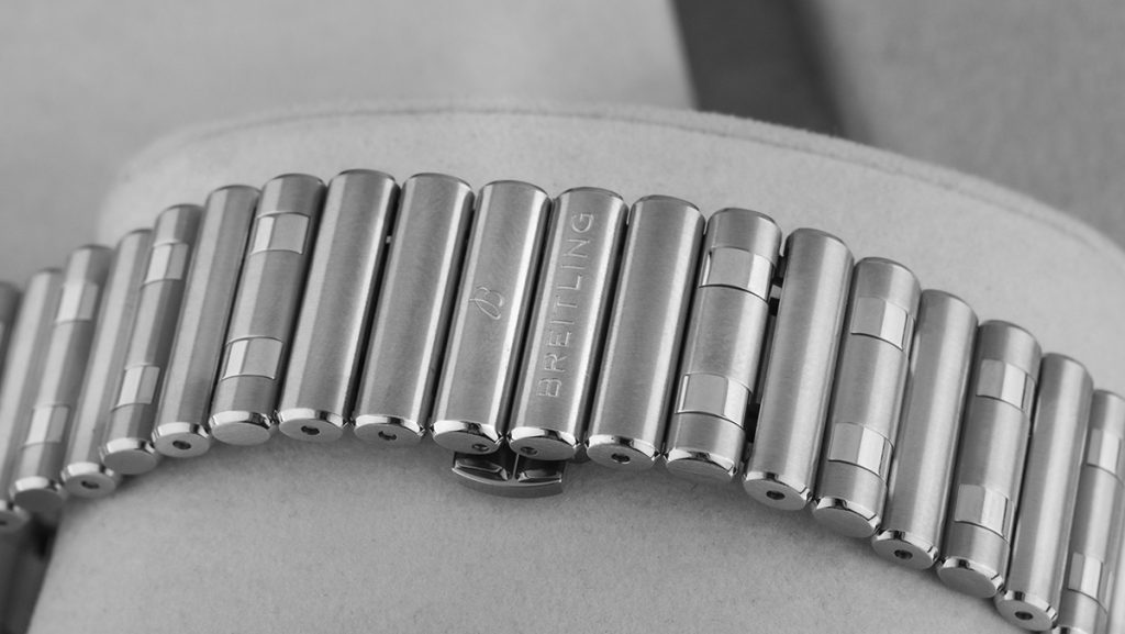 Detail der Glieder des Roleaux-Armbands der Breitling Chronomat