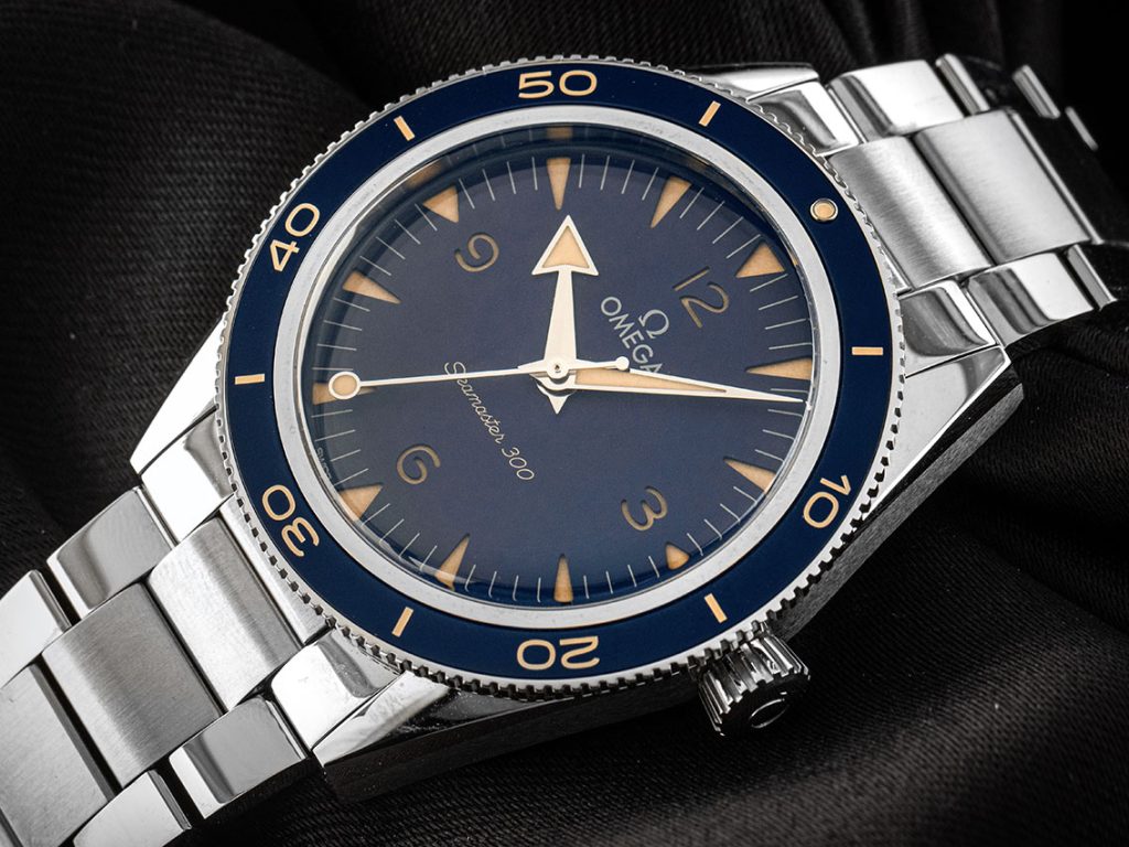 Klassische Omega Seamaster in silber mit blauem Zifferblatt